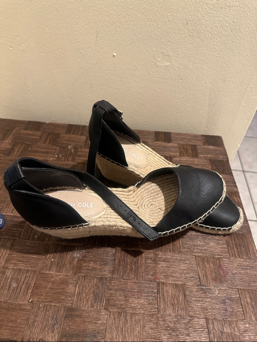 Kenneth Cole New York Womens Olivia Low Closed Toe Sandal Shoes 8 M Black